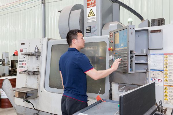 Обрабатывающий центр с ЧПУ